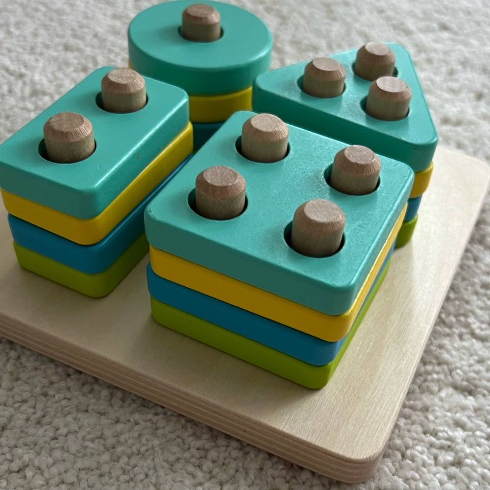 Lovevery sorting & stacking peg puzzle geometric shapes